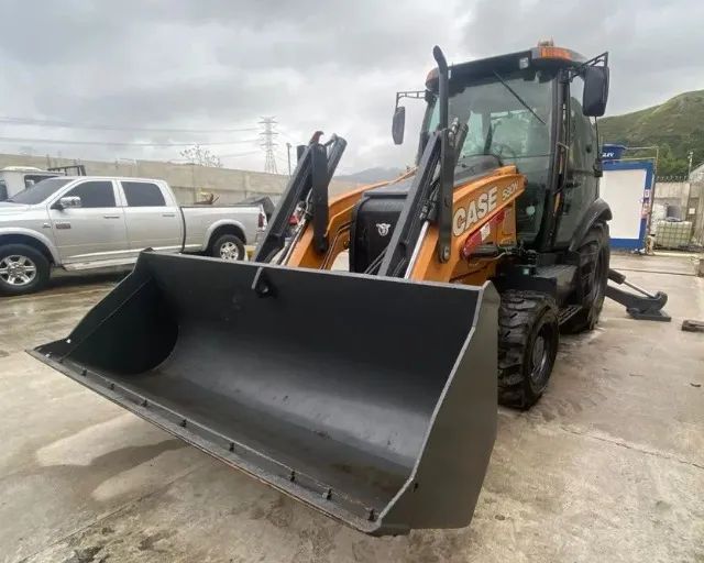 Retroescavadeira Case 580 2017
