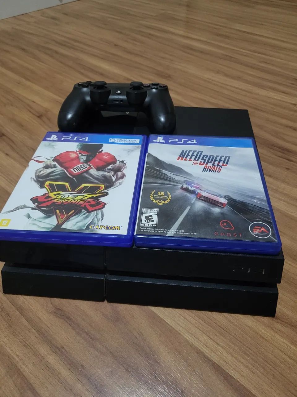 PS4 com jogos Street Fighter V e Need for Speed Rivals