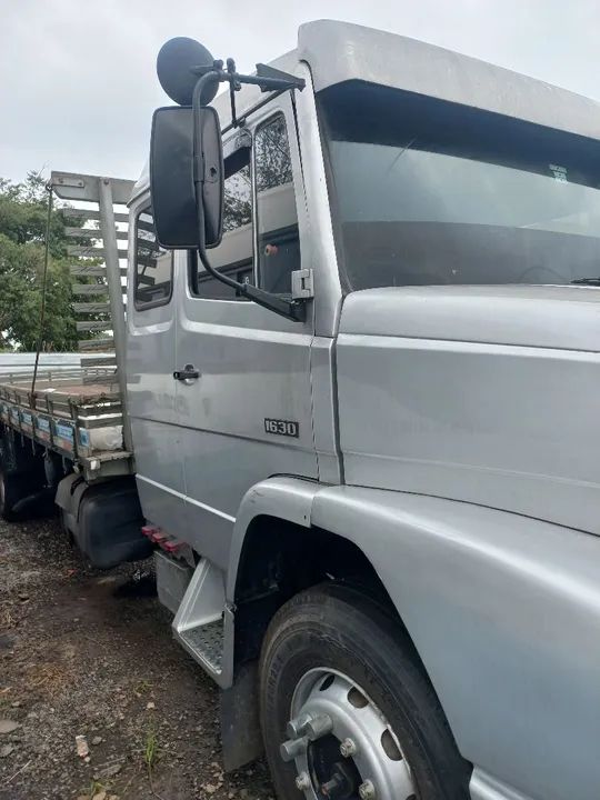 Caminhão com pneus em ótimo estado - Foto 4