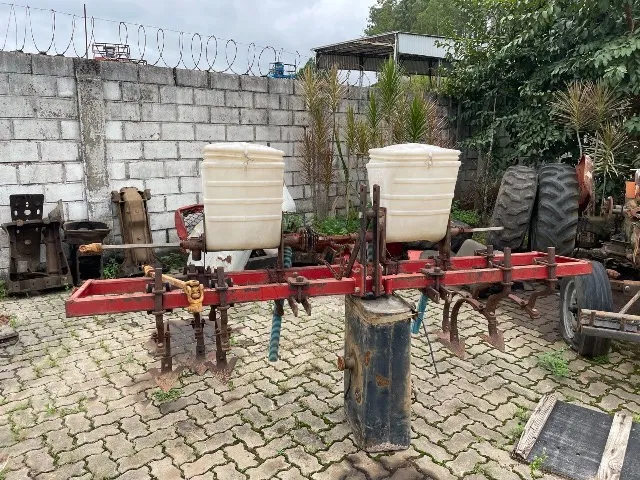 ADUBADEIRA TATU MECÂNICA DE 2 LINHAS