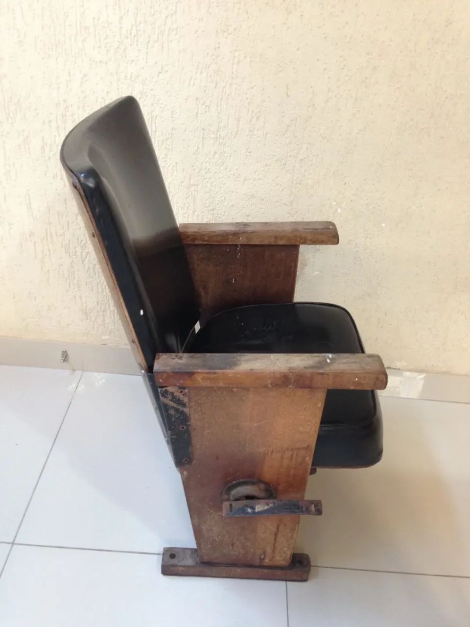 Cadeira Antiga Cinema -Usada -  *LEIA* - Foto 2