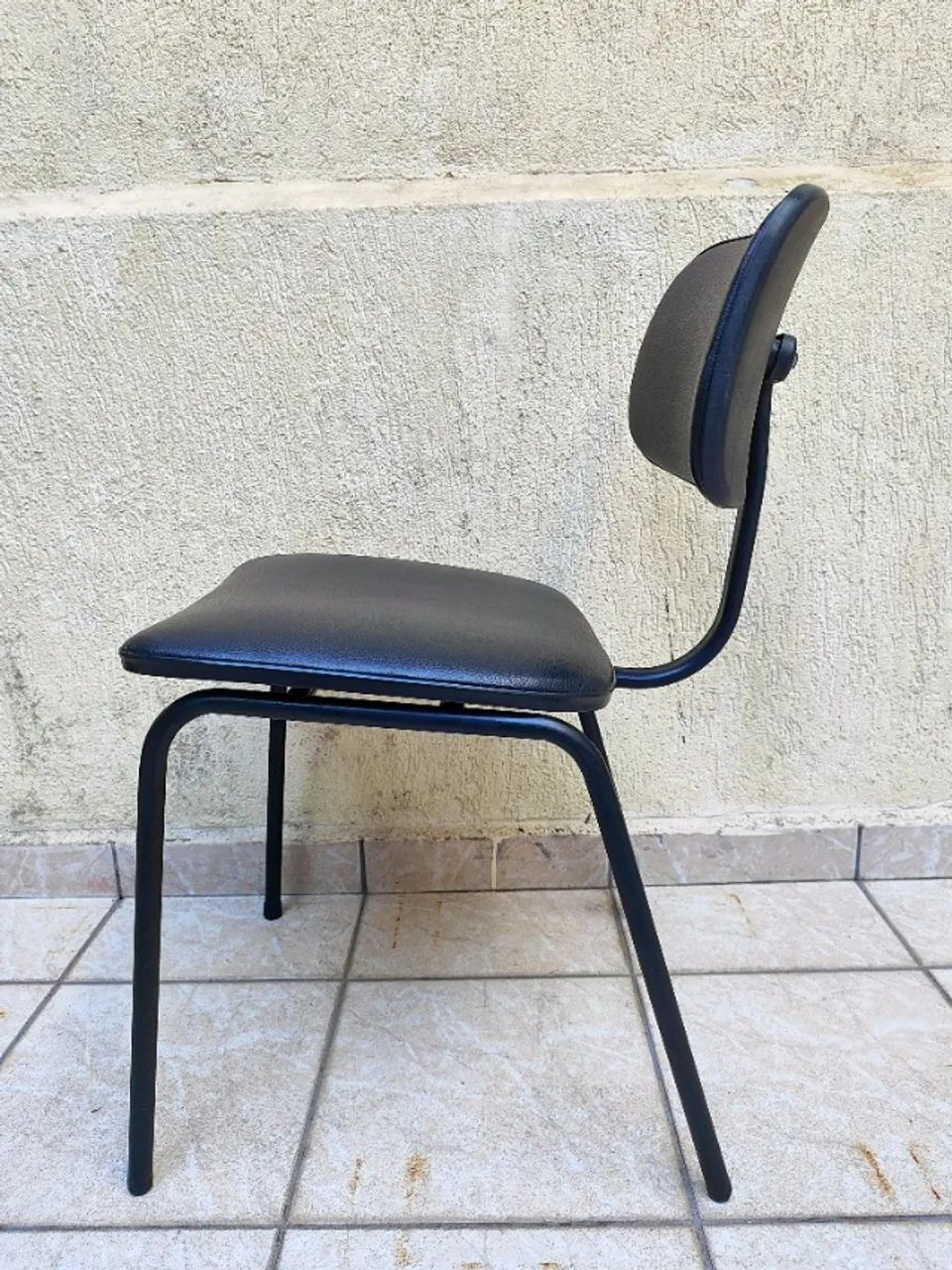 Cadeira Fixa Estofada em Couro Preto - Giroflex - Foto 5