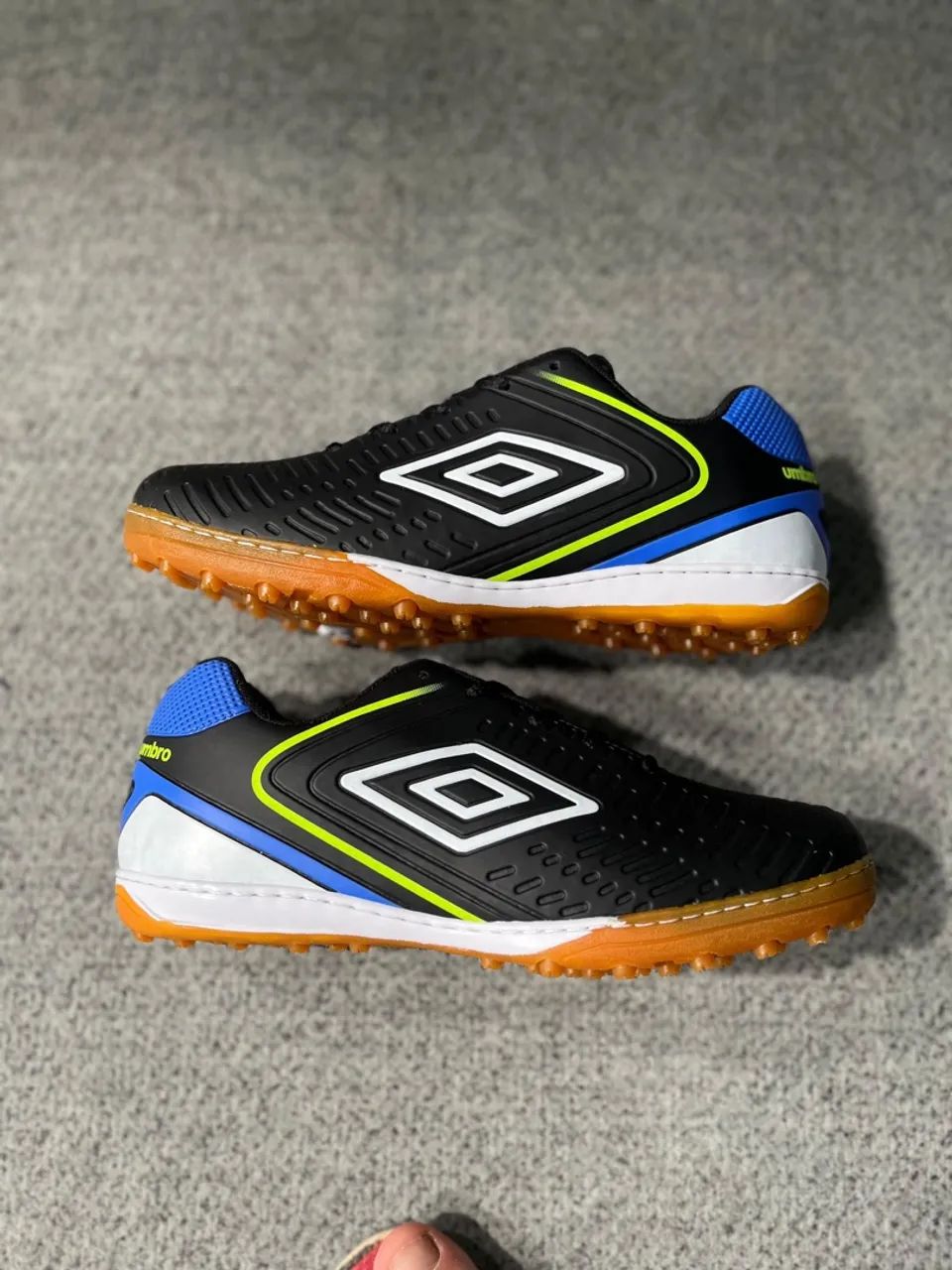 Chuteira society Umbro  - Foto 2