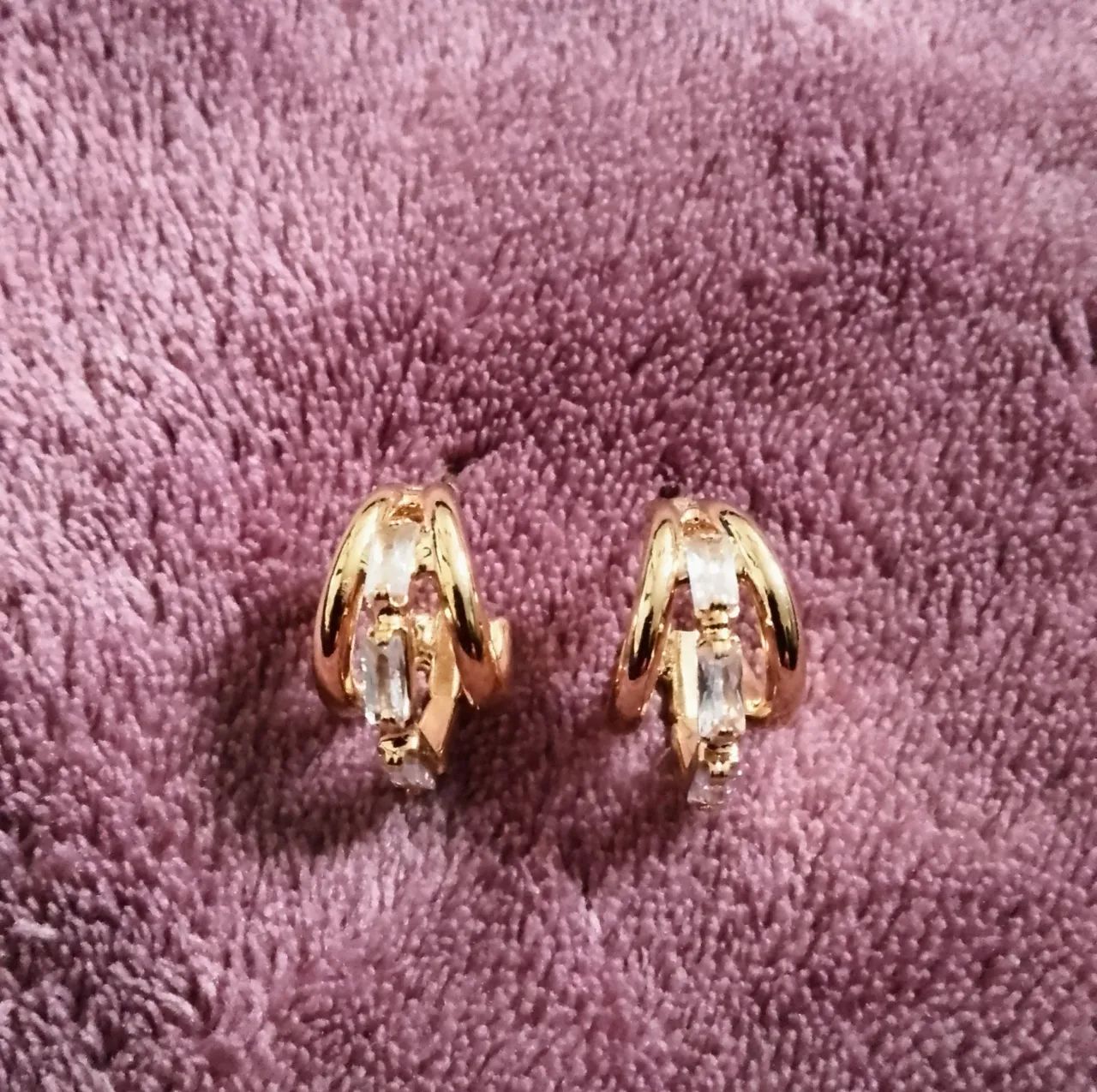 Brincos folheados em ouro com detalhes em Cristal!!! - Foto 4