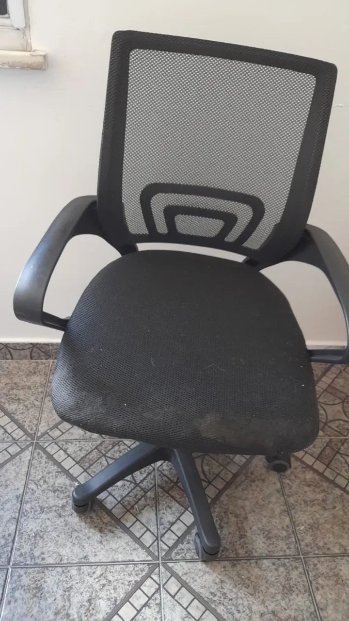 Cadeira de escritório com pequeno defeito no pistão