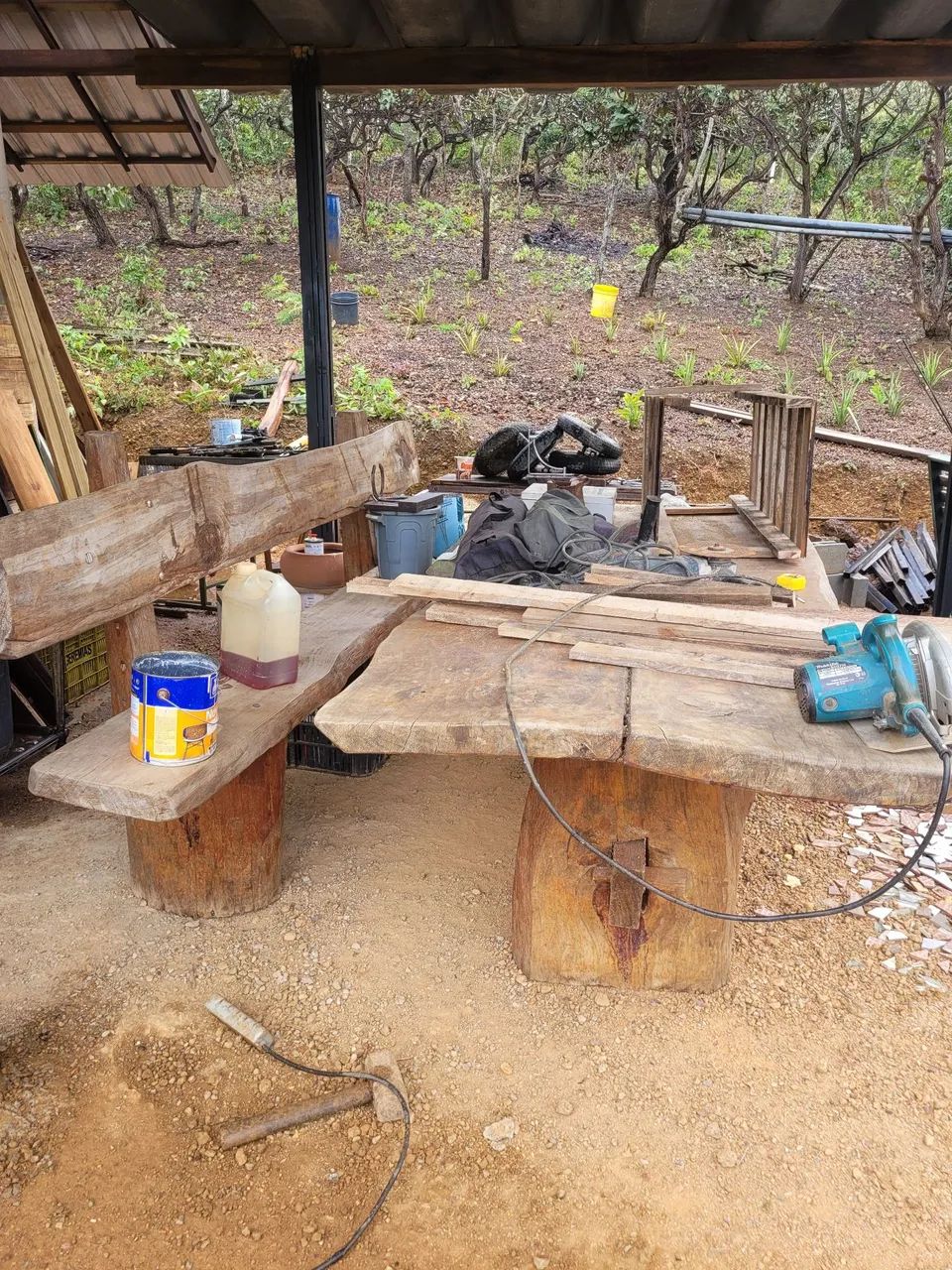 Mesa rústica de madeira maciça