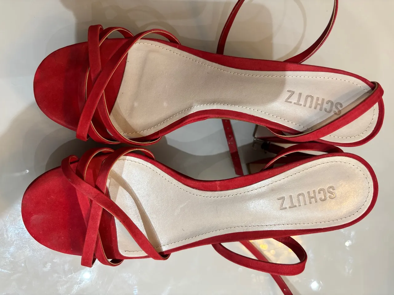 Sandália Schutz Vermelha - Elegância e Conforto