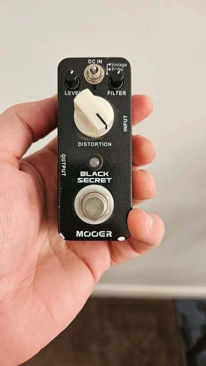 Pedais: Black Secret Distortion, Mini Universe Reverb e Afinador