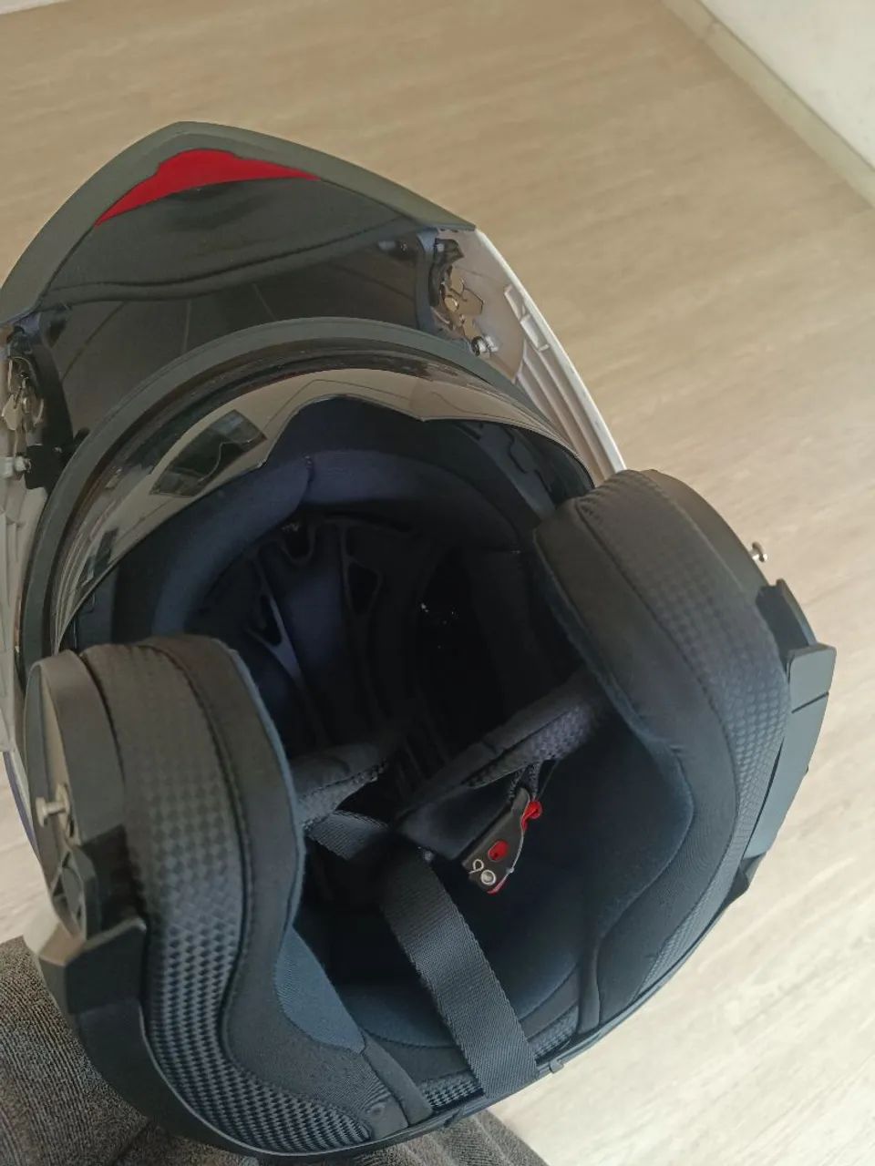 Capacete Helt Escamoteável com viseira solar interna branco tamanho 58 pouco usado - Foto 5