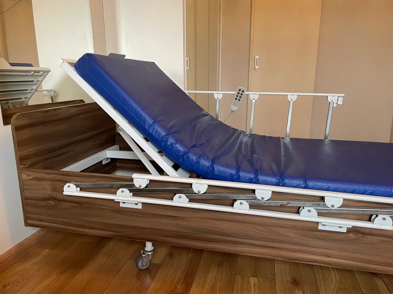 Cama Hospitalar Elétrica Articulada com Controle + Colchão - Foto 2