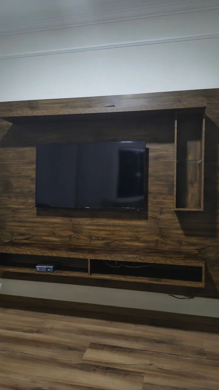 Painel e rack suspenso.