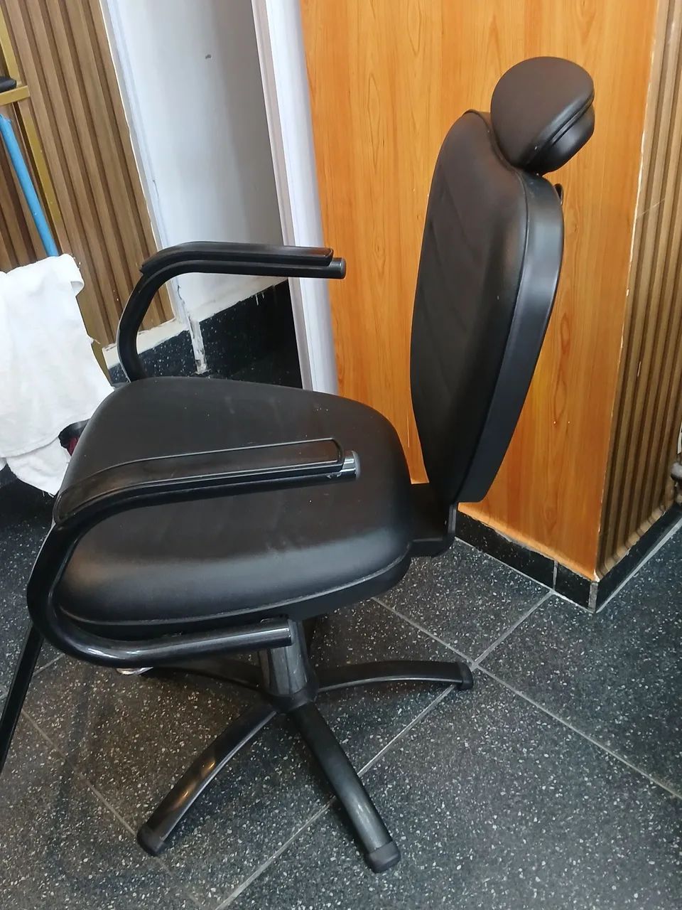 Cadeira de salão reclinavel  dompel. Apenas 2 mês de uso *64 - Foto 4