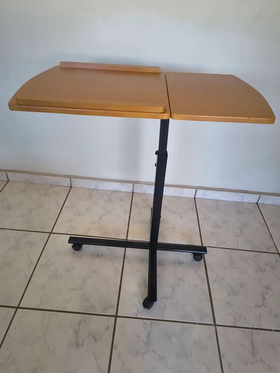 Mesa para computador regulável