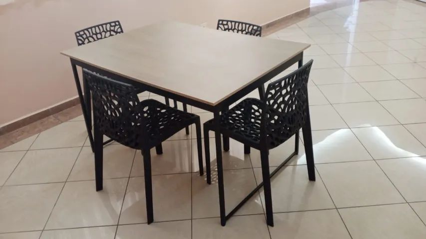 Mesa com 4 cadeiras