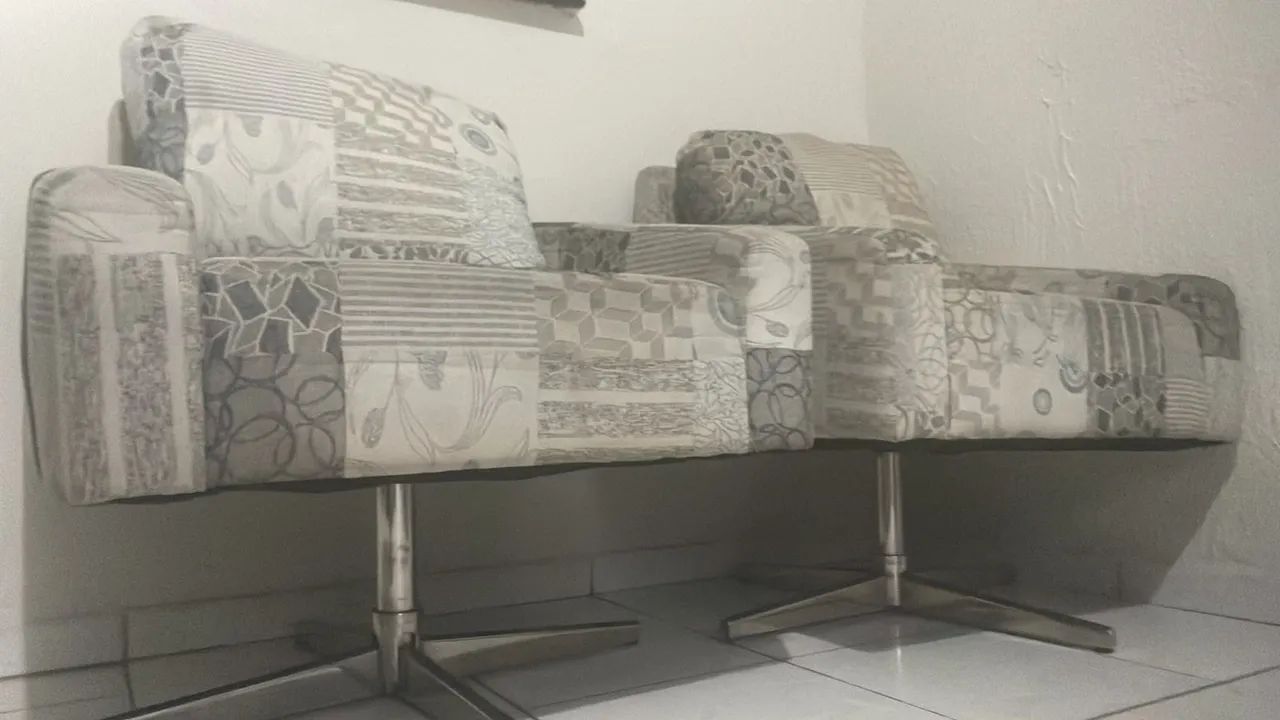 Duas poltronas giratórias