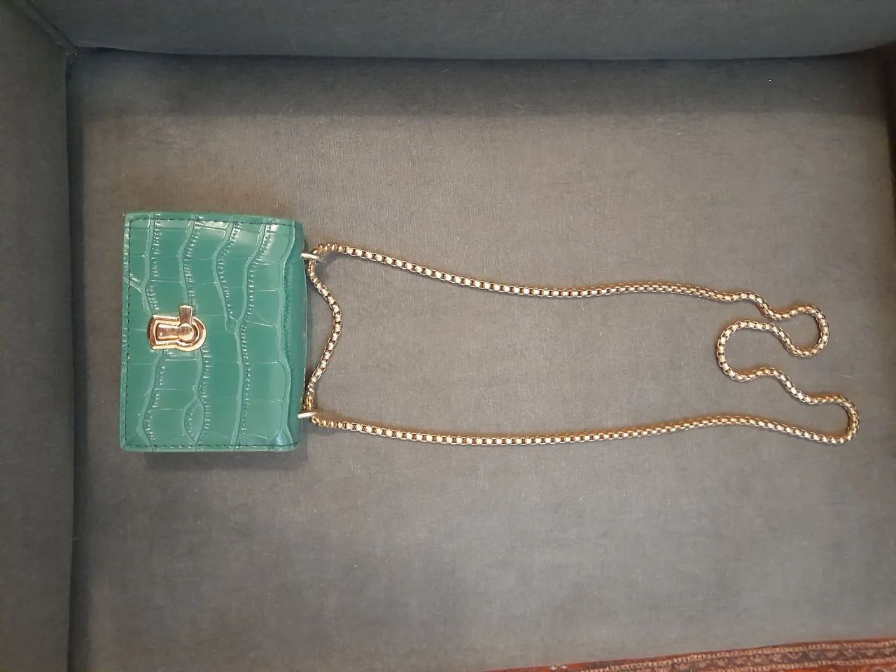 Mini bolsa verde com alça longa e linda