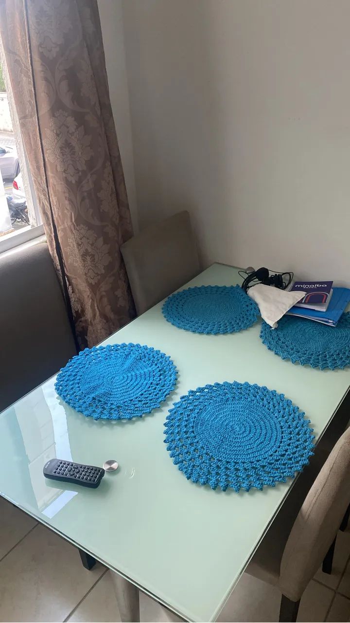 Mesa de Vidro Embutido, com 04 cadeiras - Foto 3