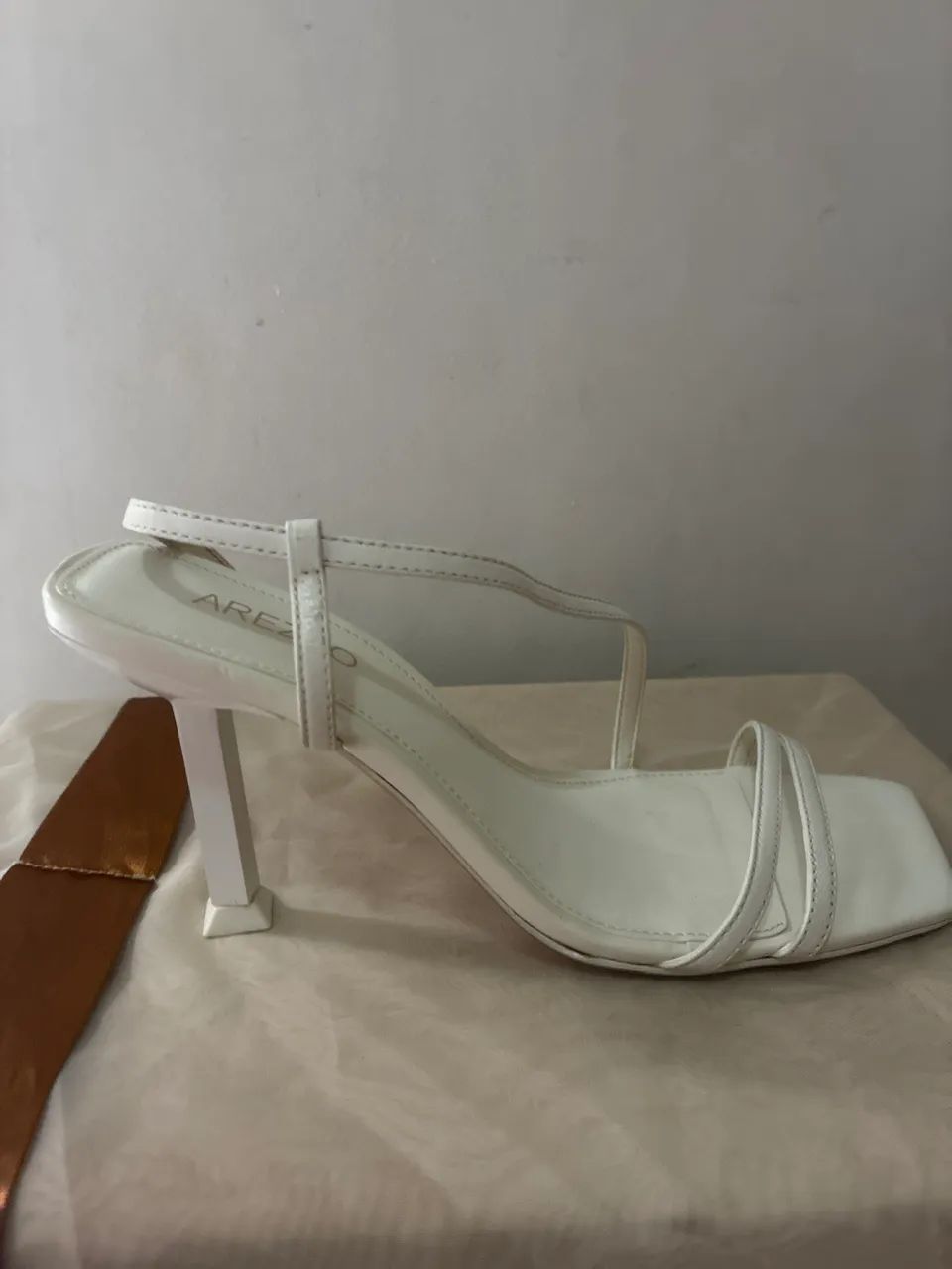 Sandália branca de salto com tiras Arezzo  - Foto 3