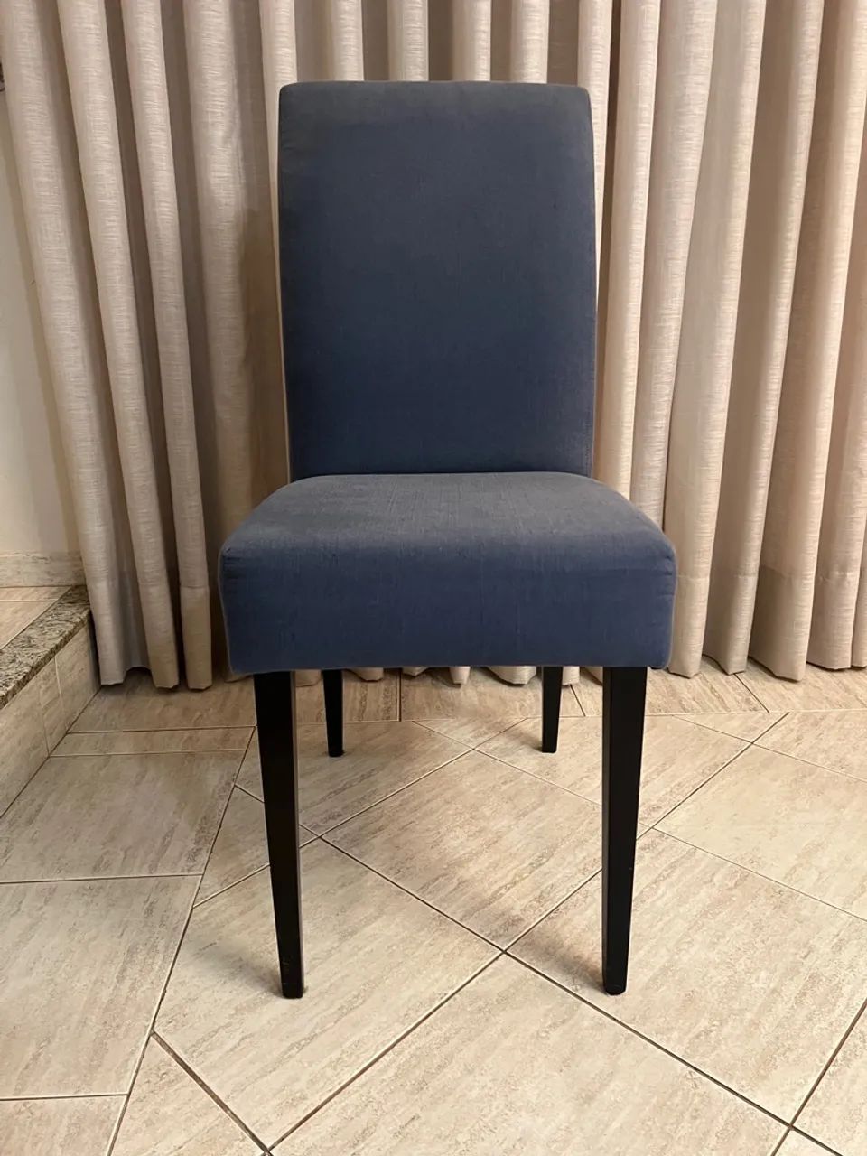 Cadeira de jantar estofada em linho azul marinho - Foto 5