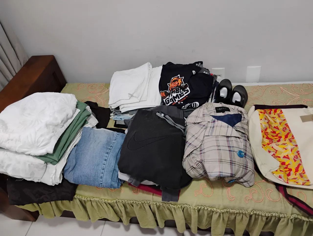 Várias peças de roupas variadas  - Foto 3