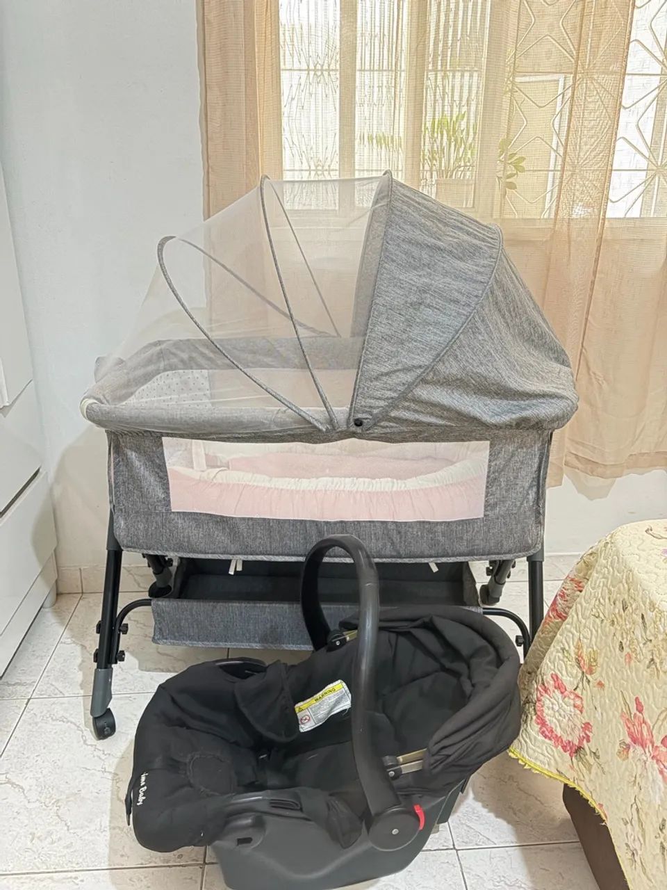 Mini berço e bebê conforto 