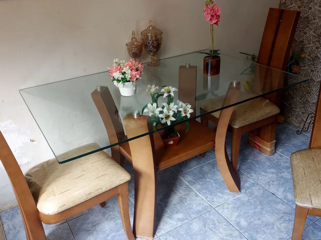 Mesa de jantar de madeira  com quatro cadeiras - Foto 2