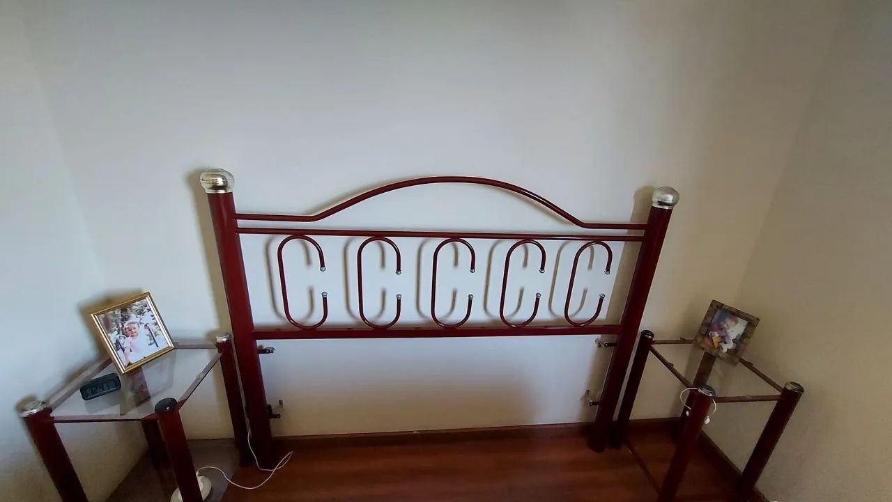 Cabeceira de cama com criados