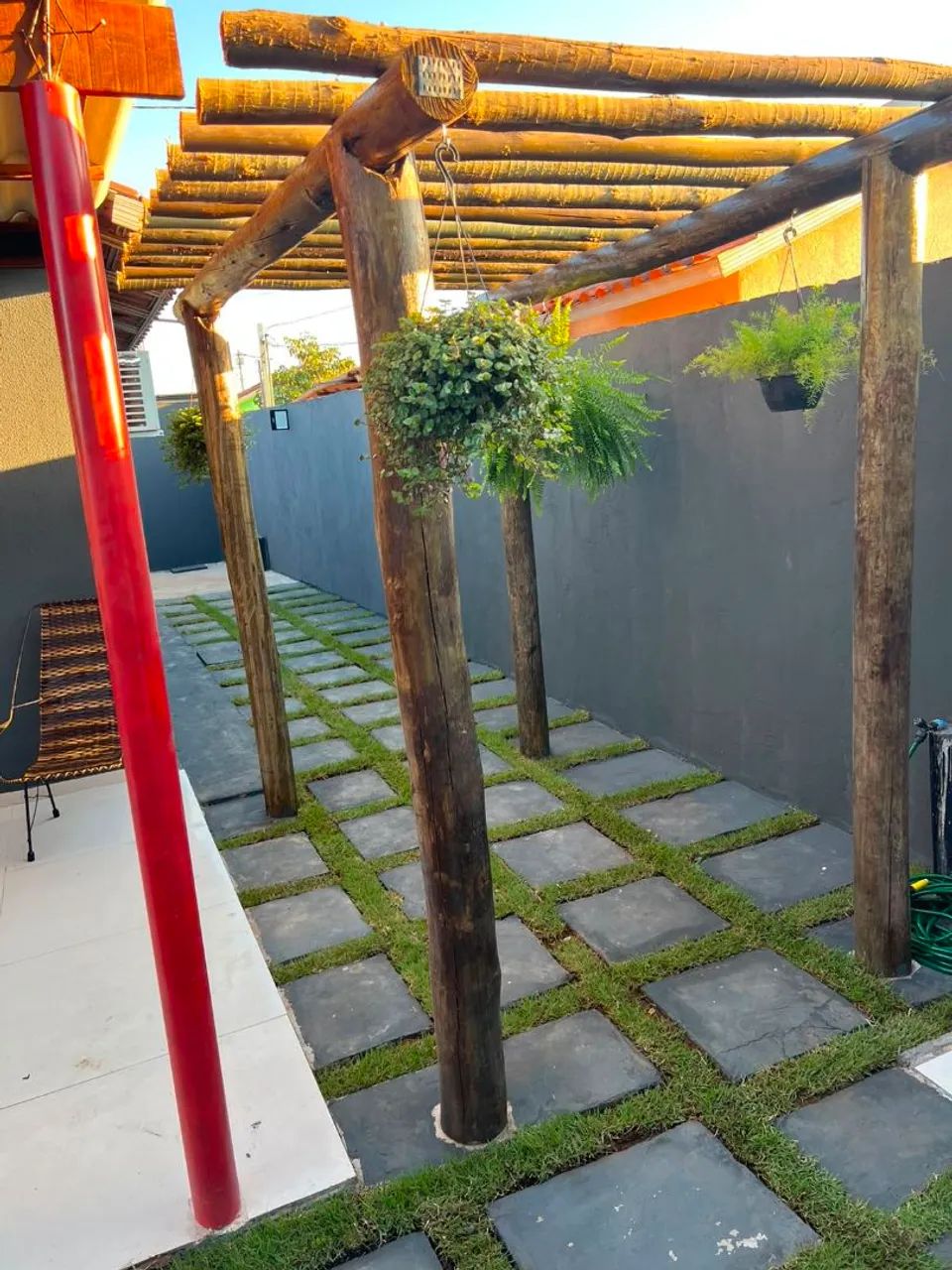 Casa toda murada com 2 vagas de garagem 2 quartos 2 banheiros com edícula e cisterna  - Foto 2