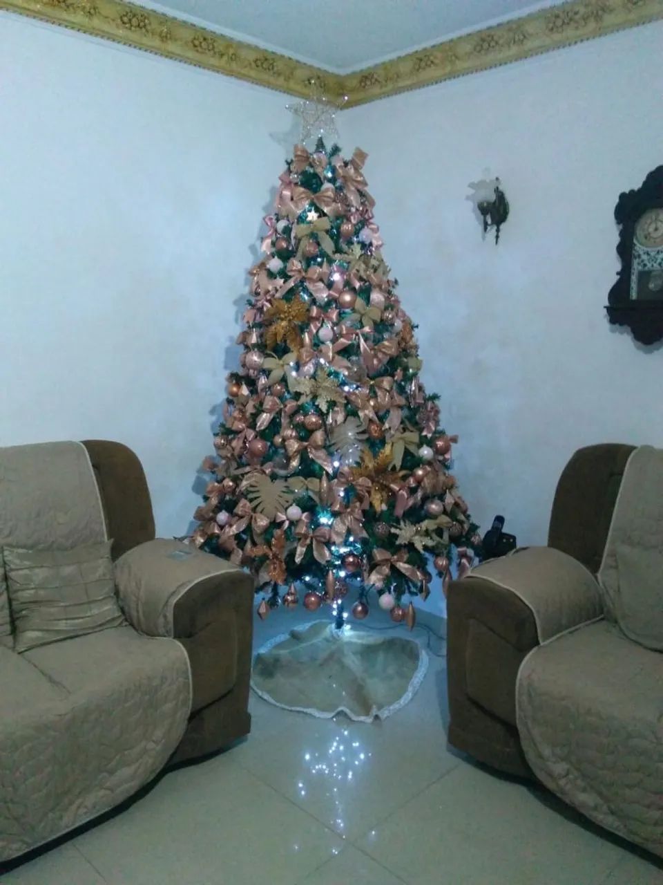 Árvore de Natal completa com laços e bolas de enfeite