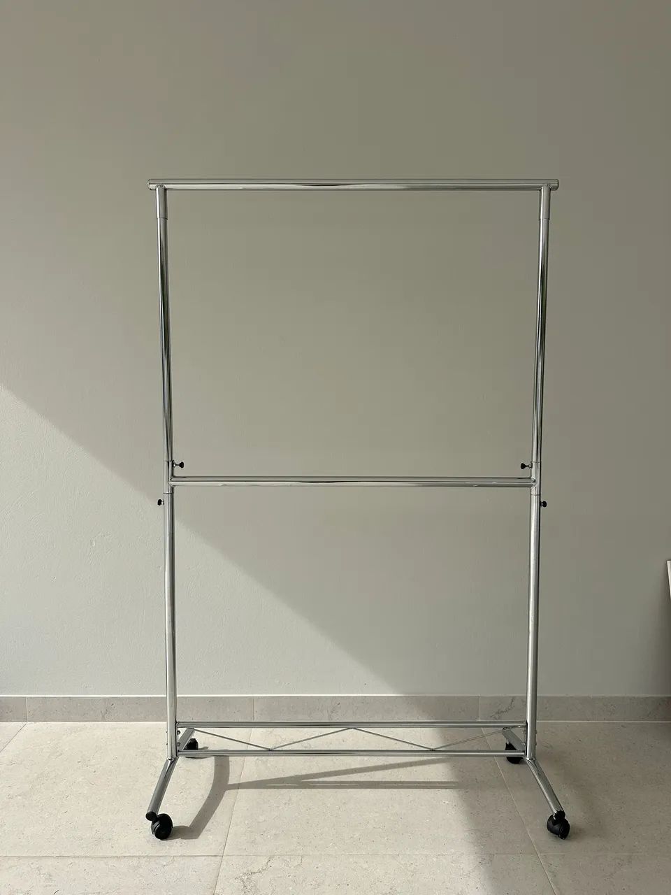 ARARA DE ROUPAS PROFISSIONAL DE AÇO CROMADO - SUPER REFORÇADA! EXCELENTE ESTADO! - Foto 3