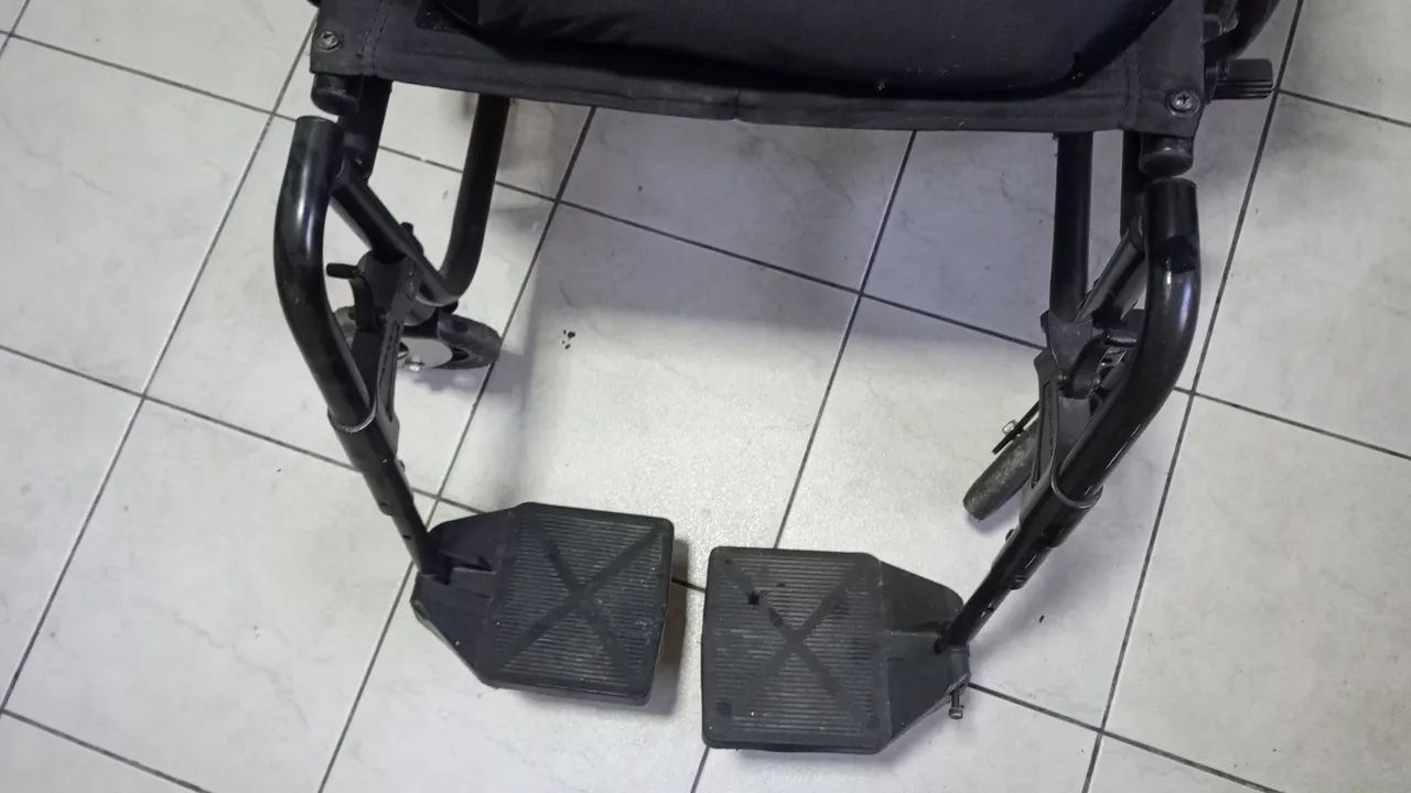 Cadeira de rodas em boas condições  - Foto 4