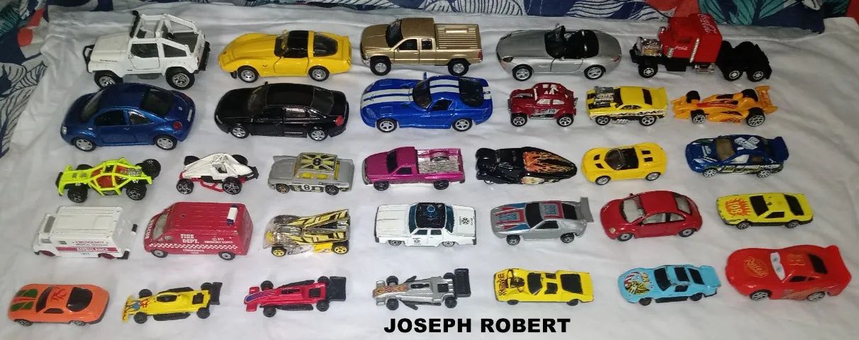 Lote com 33 Miniaturas de Carros Diversos