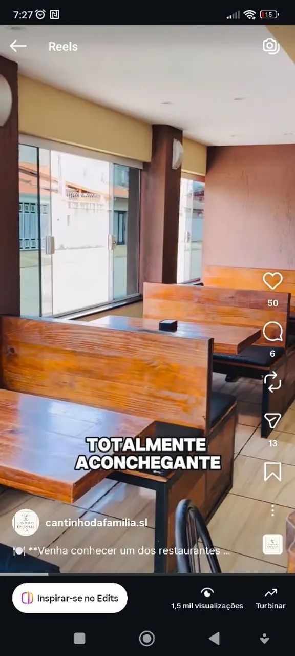 Conjunto de bancos e mesas em madeira 