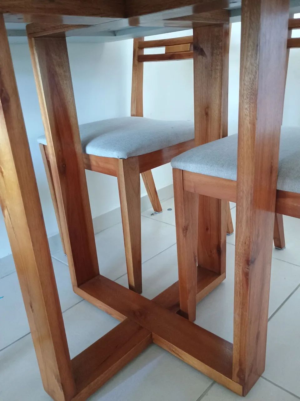 Jogo de mesa retangular em laca e 4 cadeiras em madeira maciça  - Foto 3