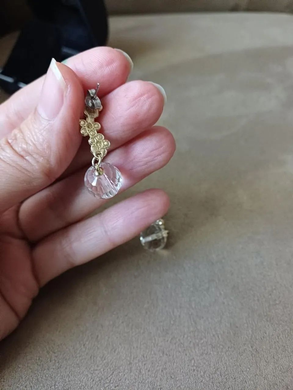Brinco pendente dourado com strass  - Foto 4