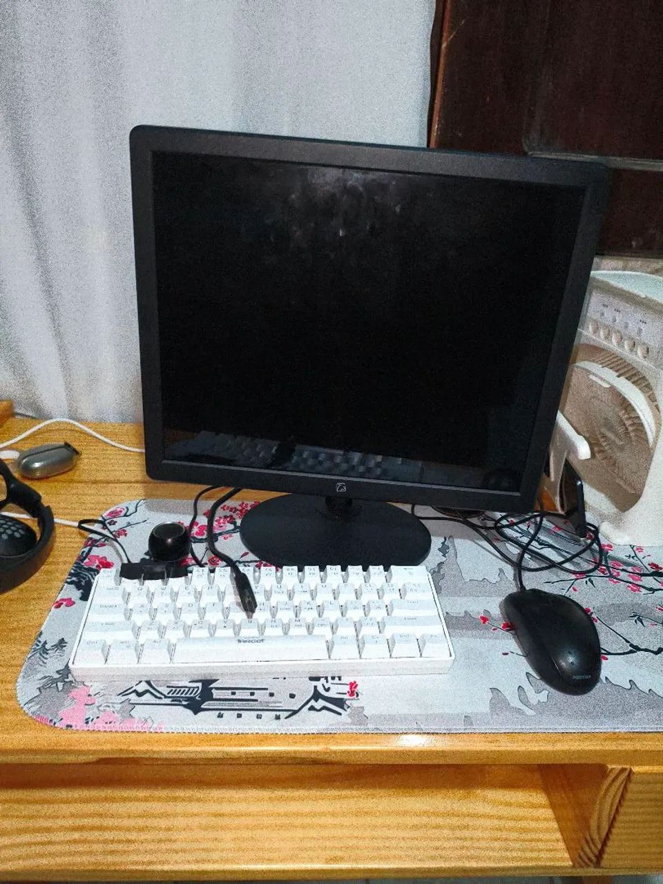19-inch LED Monitor – Check the description!!!