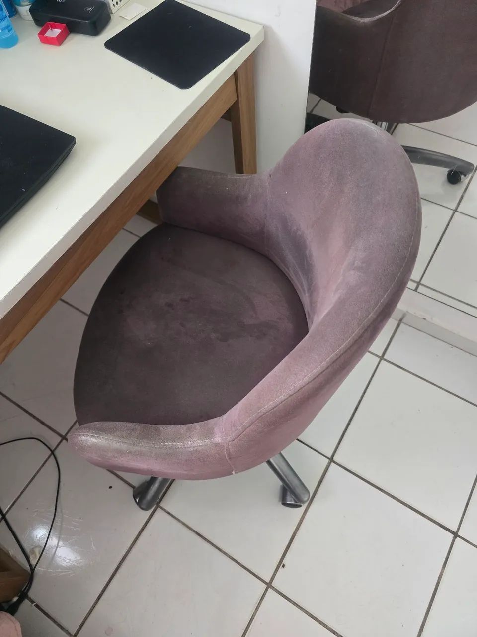 Poltrona giratória em perfeitao estado, pés em alumínio com rodizios - Foto 4