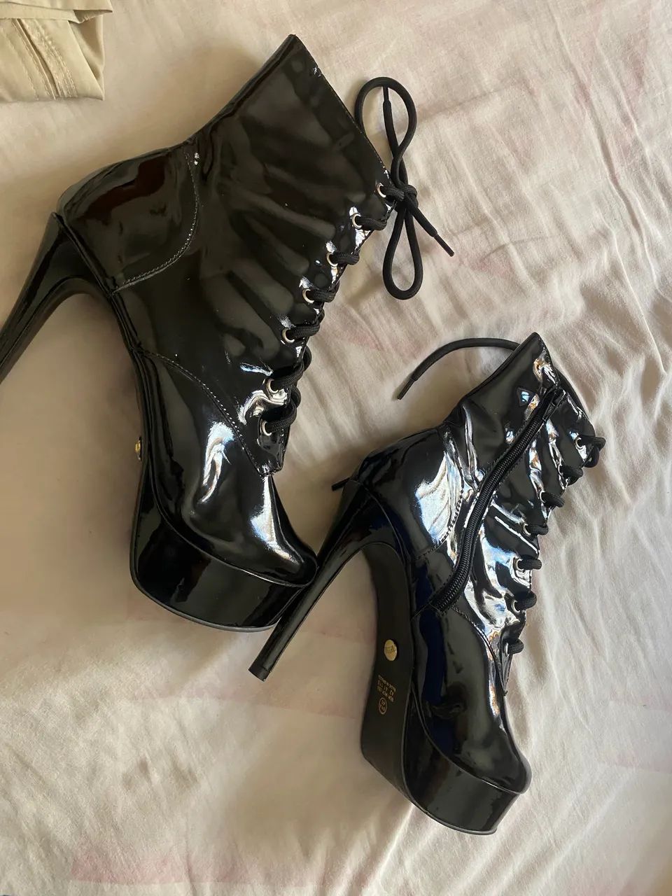 Bota cano curto verniz 