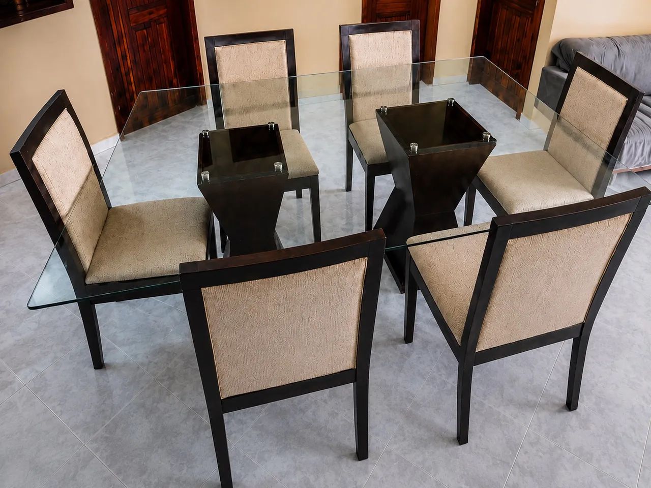 Conjunto de Mesa de Vidro com 6 Cadeiras de Madeira - Foto 2