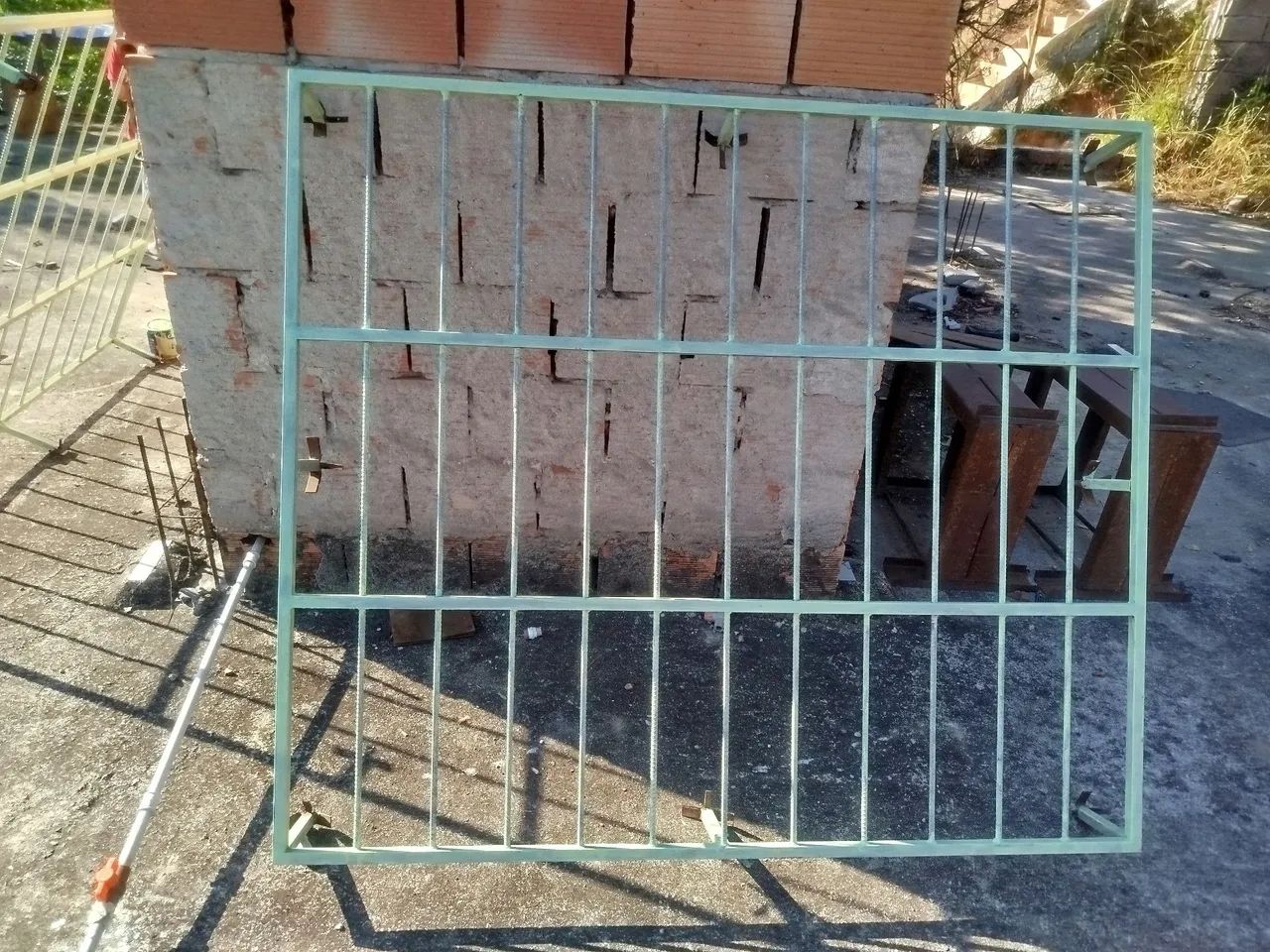 2 grades reforçadas para janela