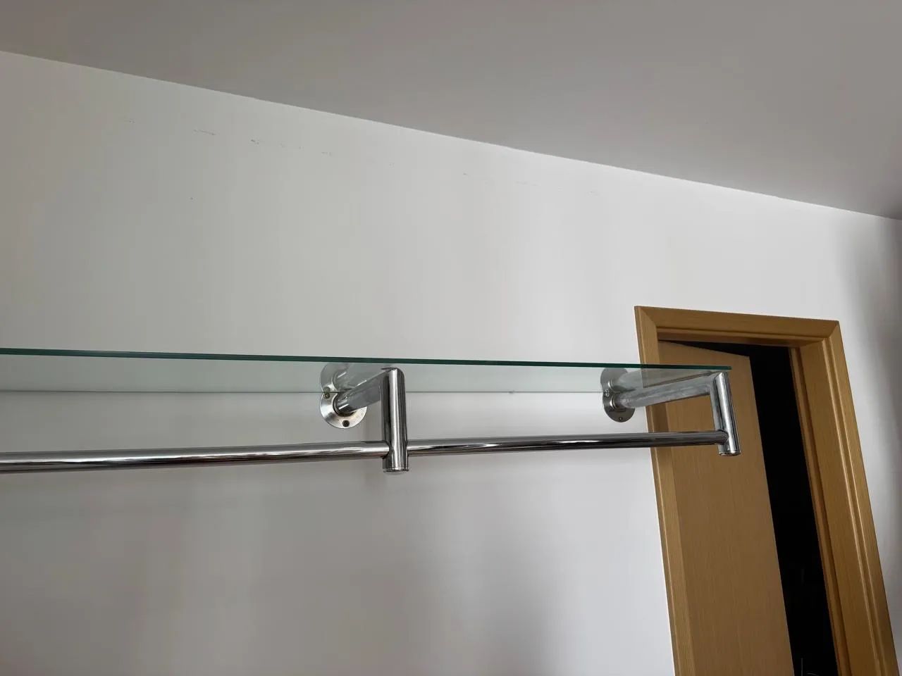 Arara de parede para roupas cromada - Foto 5