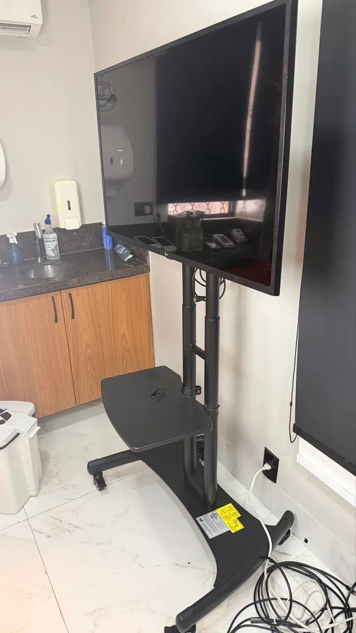 SUPORTE TV MÓVEL 