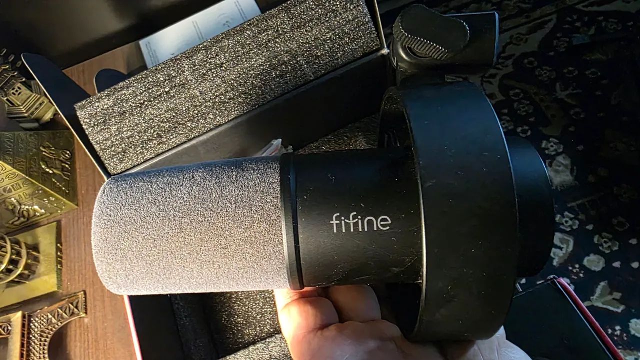 Microfone Dinâmico com USB Fifine K688 na caixa - Foto 4