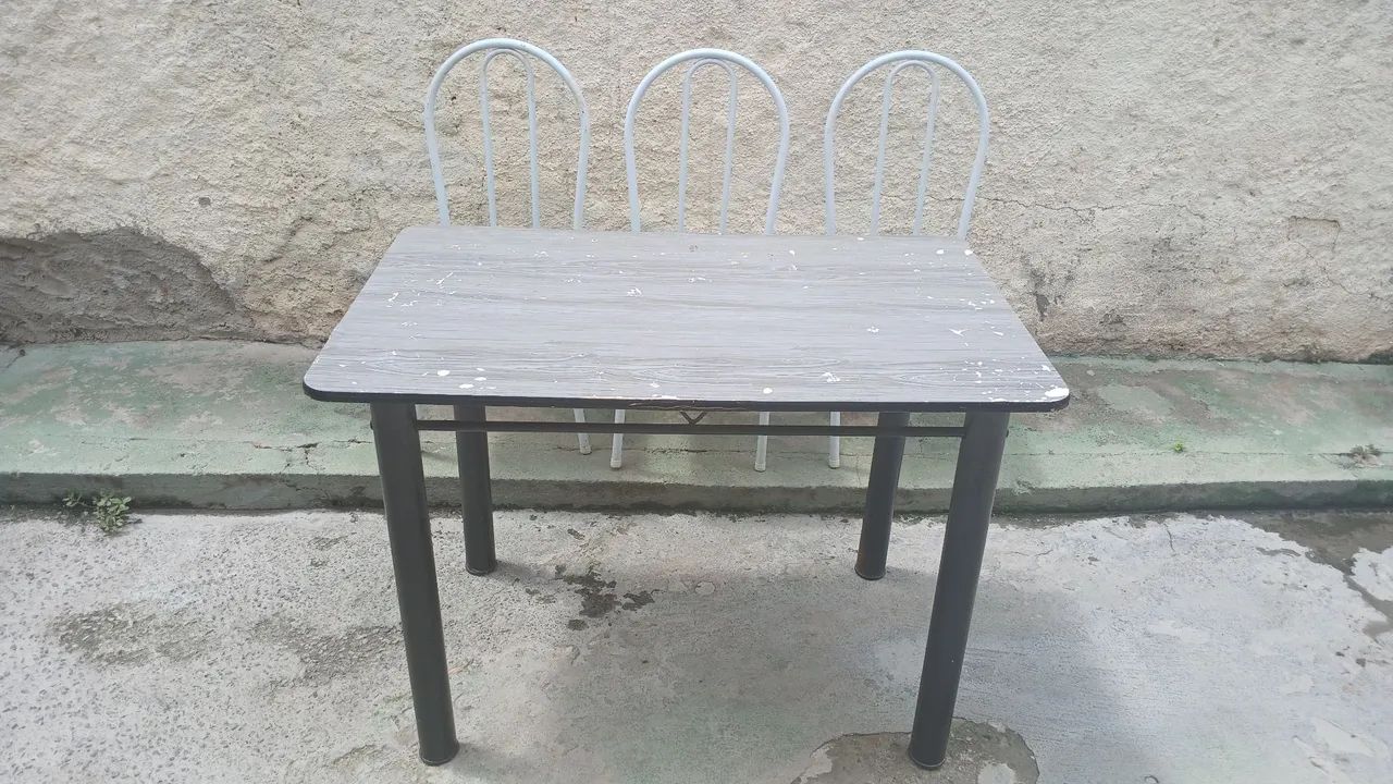Mesa de jantar  com 3 cadeiras 