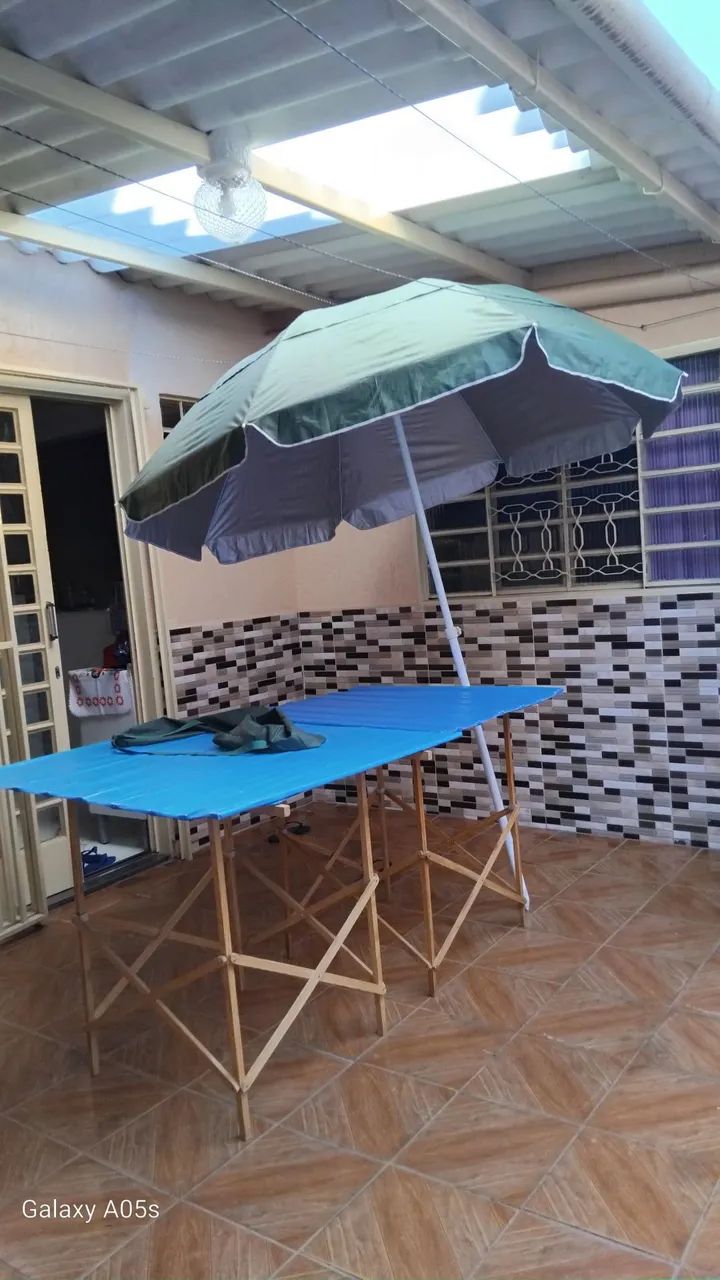 um guarda chuva grande e dois tripé de feira - Foto 2