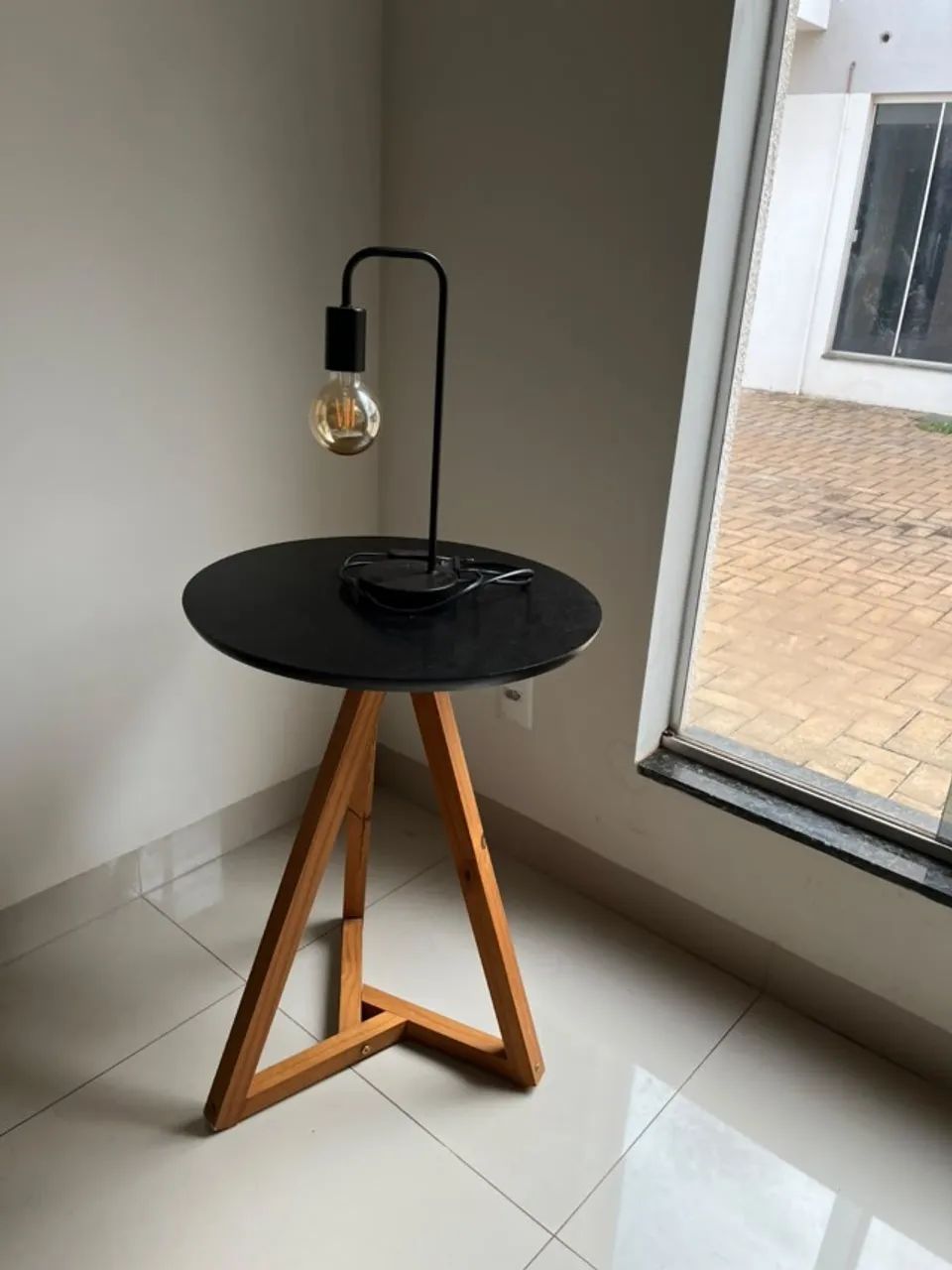 Mesa Lateral Redonda + Luminária Decorativa