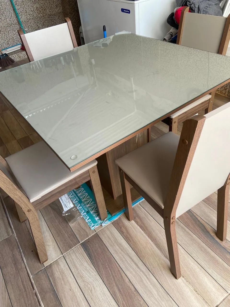 Jogo de Mesa de Jantar 4 Cadeiras Estofadas com Tampo de Vidro - Foto 5