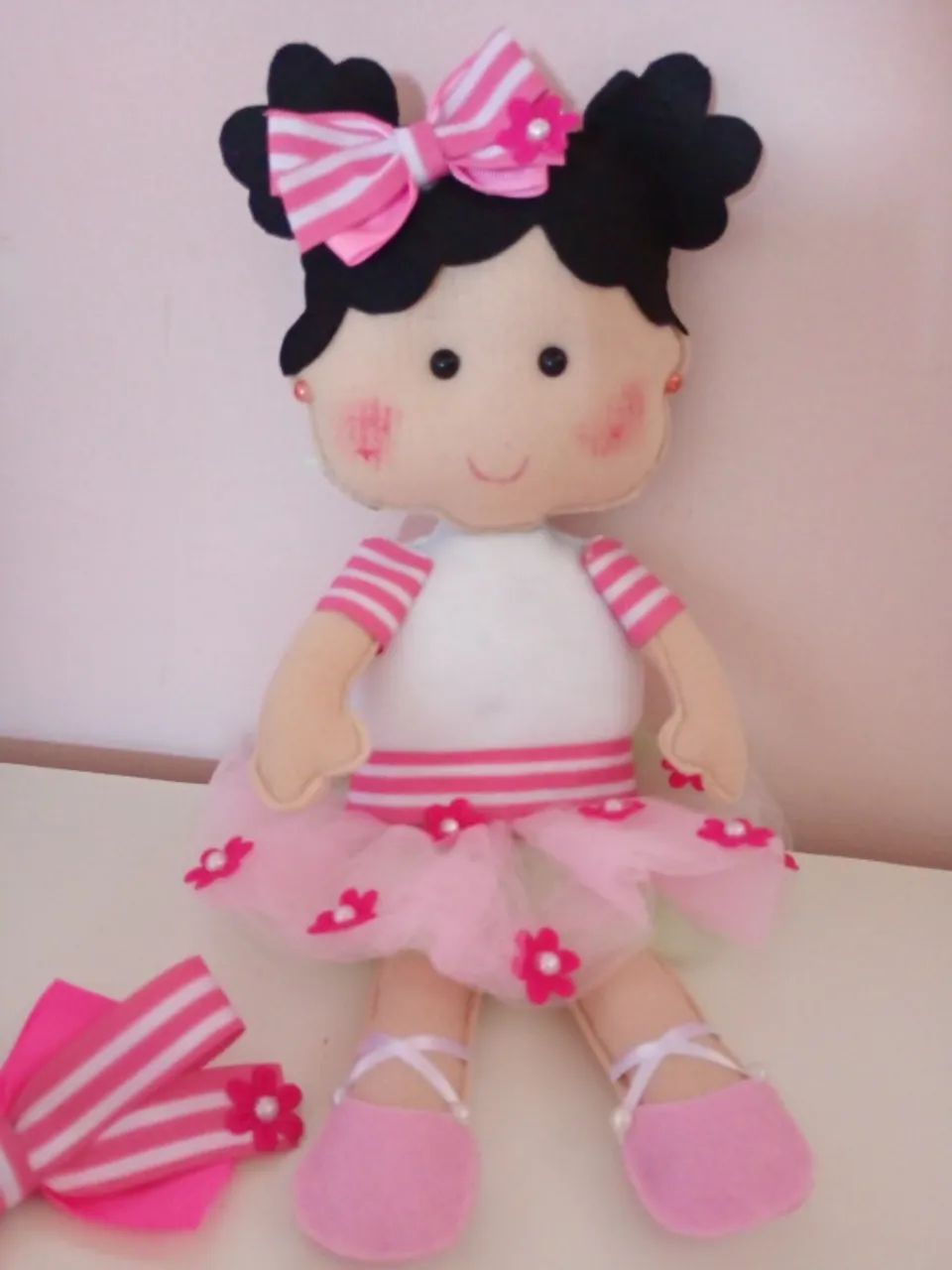 Kit boneca em feltro +laço  - Foto 2