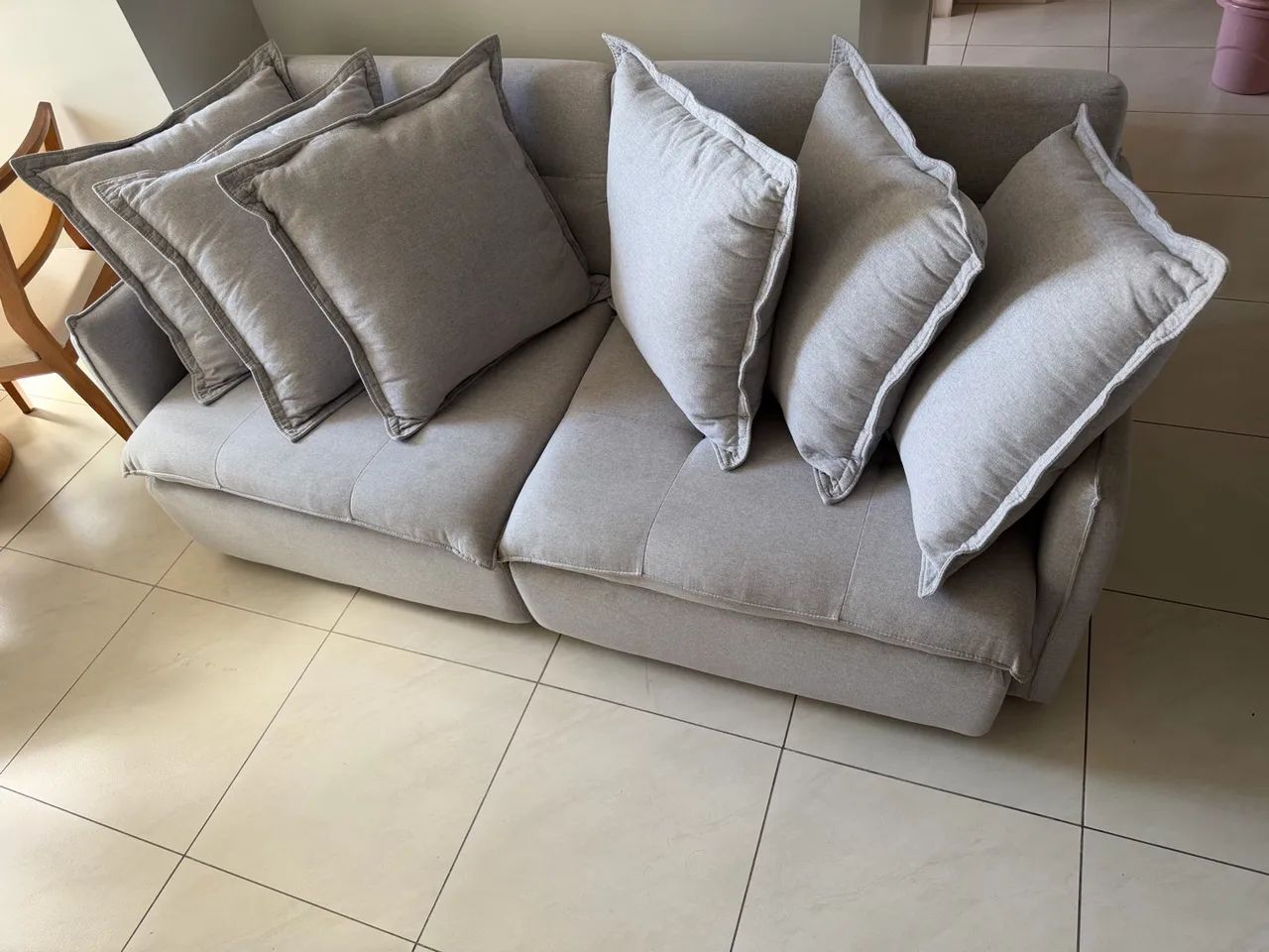 SOFÁ 3 LUGARES EM LINHO PREMIUM - CINZA CLARO - POUCO USADO - Foto 2
