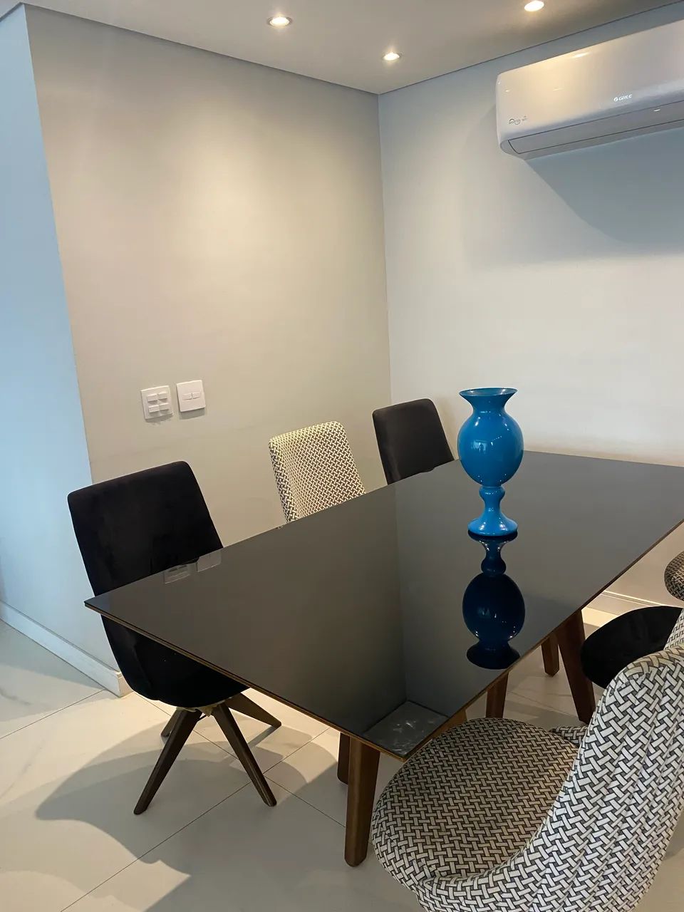 Mesa e 8 cadeias  .Madeira maciça com vidro preto - Foto 3